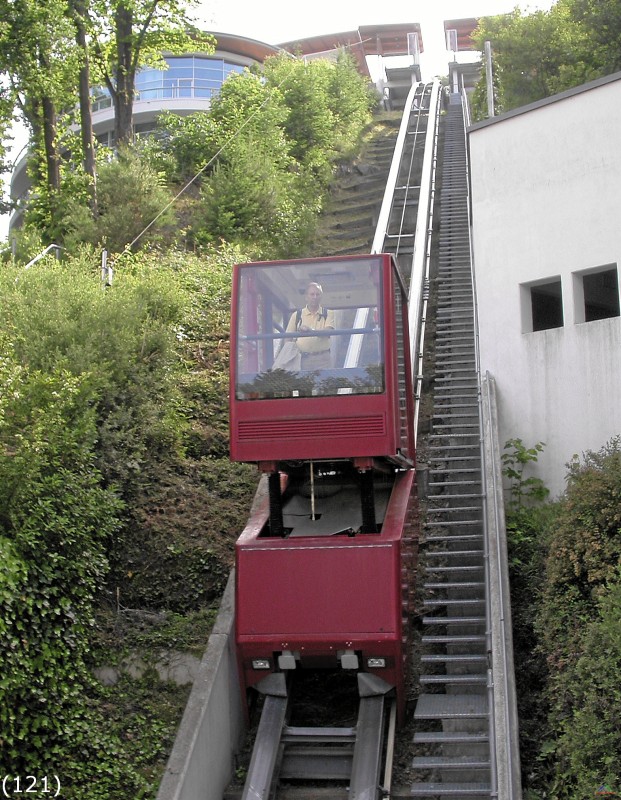 Bahn 121.jpg - Die Bergbahn von Bad Herrenalb - eine recht kurze Standseilbahn mit automatischer Ausrichtung der Kabine.